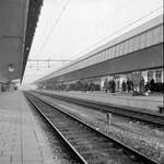 153221 Gezicht op het 5e perron van het N.S.-station Rotterdam C.S. te Rotterdam.